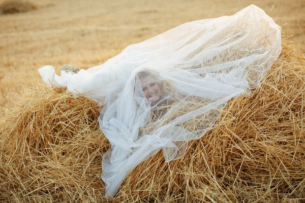在草堆中的新娘 — 图库照片