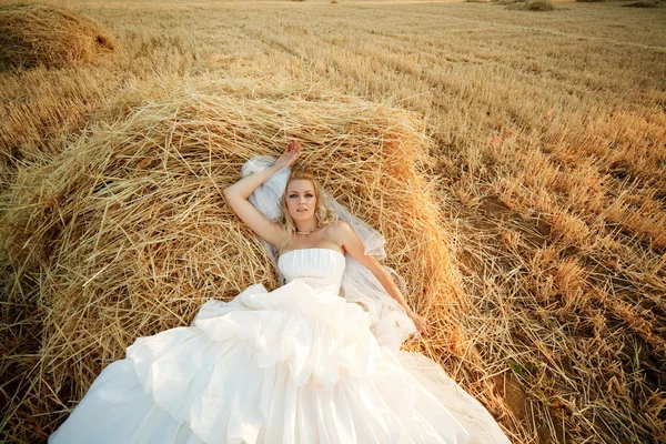Bruid in hooi stapel — Stockfoto