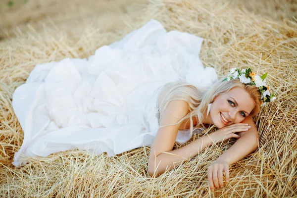 Braut im Heuhaufen — Stockfoto