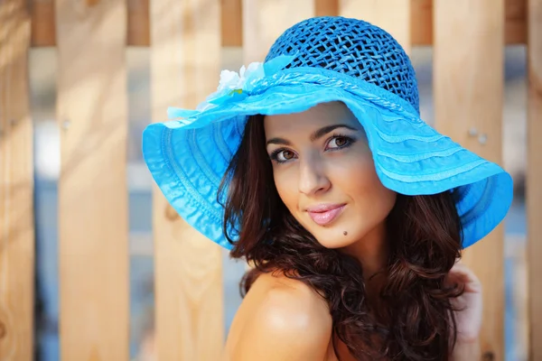 Gyönyörű női kék hölgy kalapban — Stock Fotó