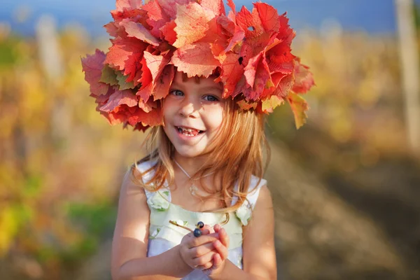Ребёнок осенью — стоковое фото