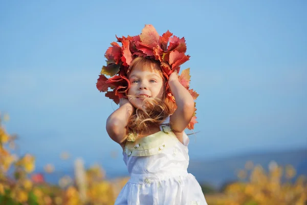 Дитина восени — стокове фото