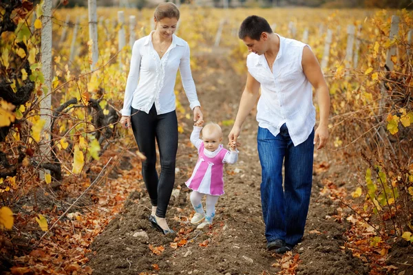 Rodiče s dítětem na podzim — Stock fotografie