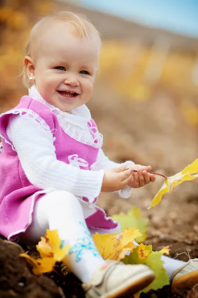 Ребёнок осенью — стоковое фото