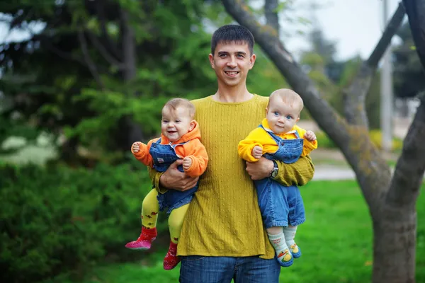 Padre con i suoi gemelli — Foto Stock