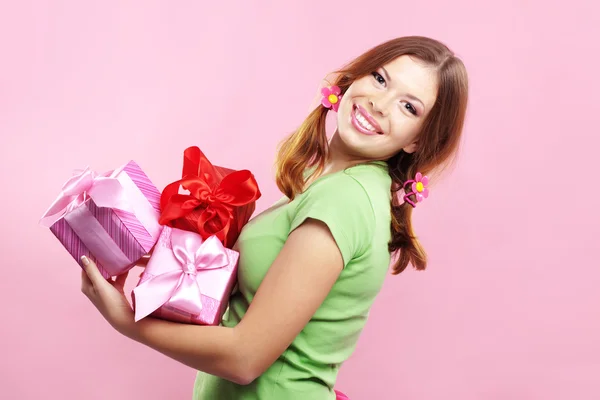 Жизнерадостная девушка с подарками — стоковое фото