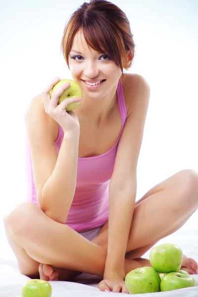 Милая девочка-подросток с яблоками — стоковое фото