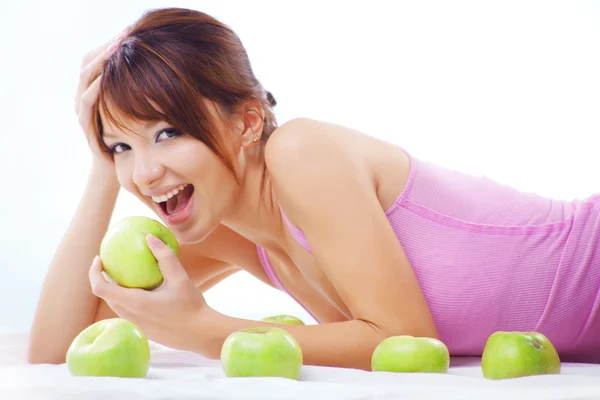Roztomilé dospívající dívka s jablky — Stock fotografie