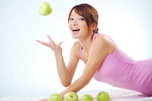 Милая девочка-подросток с яблоками — стоковое фото