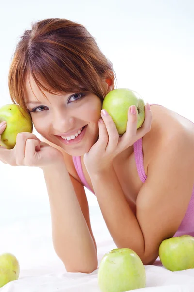 Linda chica adolescente con manzanas — Foto de Stock
