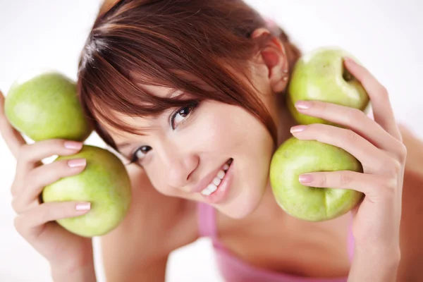Linda chica adolescente con manzanas — Foto de Stock
