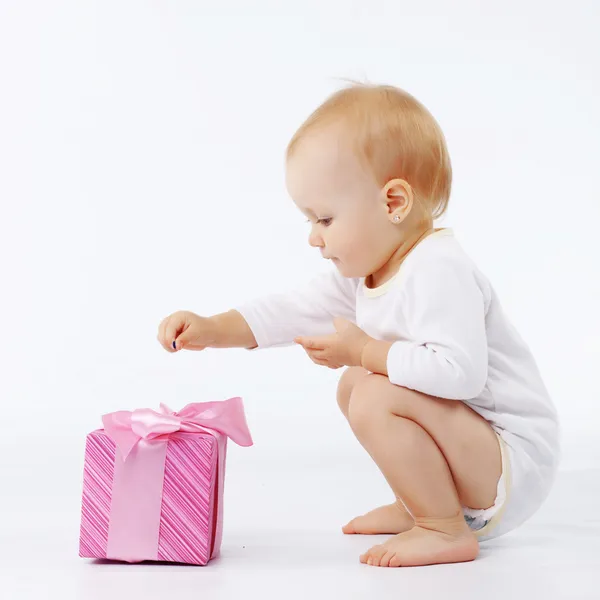 ギフト用の箱と赤ちゃん — ストック写真