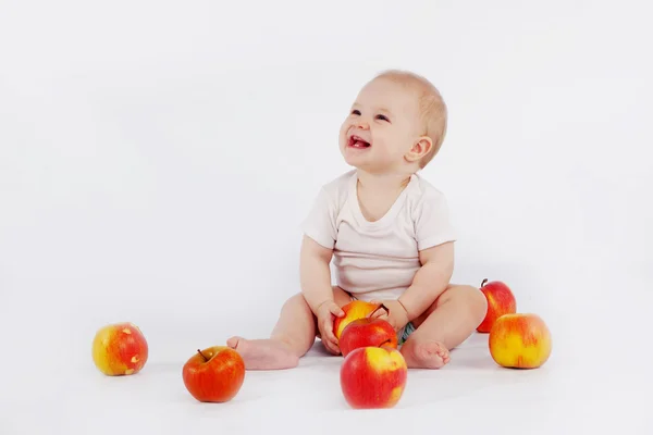 Bebê com maçãs — Fotografia de Stock