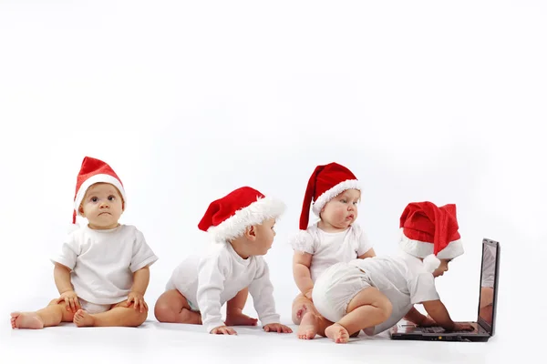 Bebés de Navidad con portátil — Foto de Stock