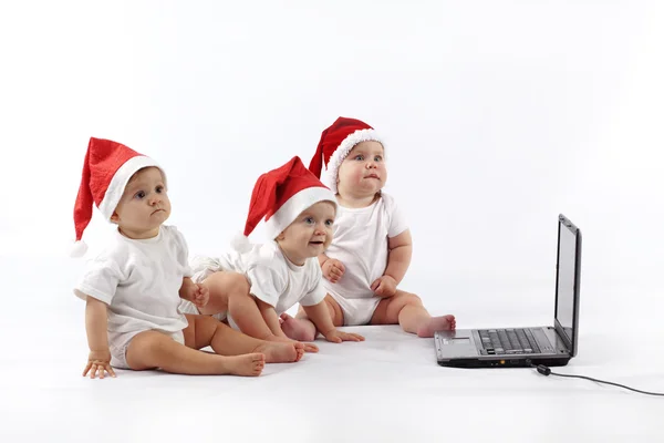 Christmas baby's met laptop — Stockfoto