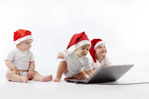 Bebés de Navidad con portátil — Foto de Stock