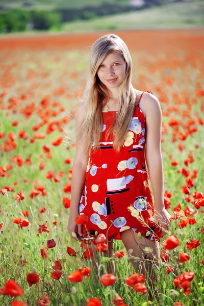 Girl in poppy field — Stock Photo, Image
