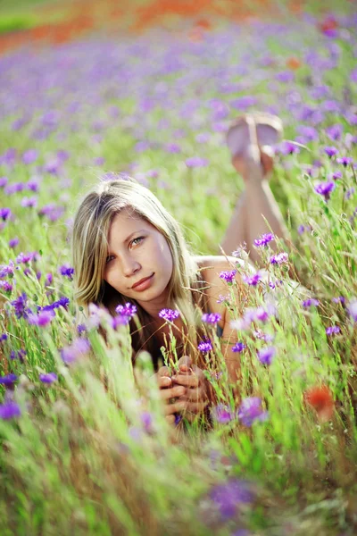 Menina no campo floral — Fotografia de Stock