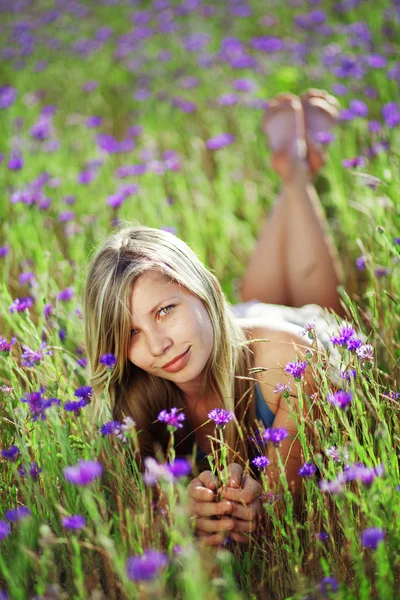 Lány-virágos mező — Stock Fotó