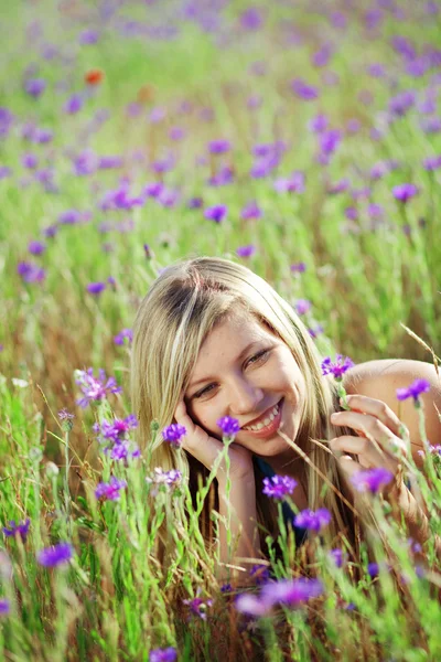 Dziewczyna w dziedzinie kwiatowy — Zdjęcie stockowe