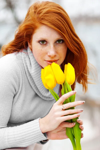 Kobieta pachnące kwiaty — Zdjęcie stockowe