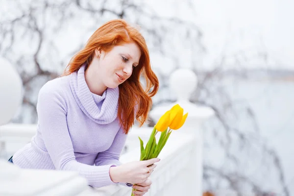 Vrouw ruikende bloemen — Stockfoto