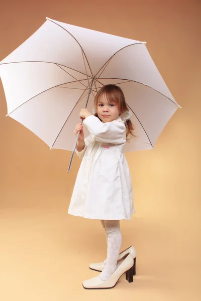 Bambino divertente con ombrello — Foto Stock
