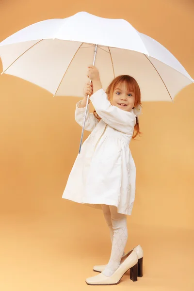 Şemsiye ile komik çocuk — Stok fotoğraf