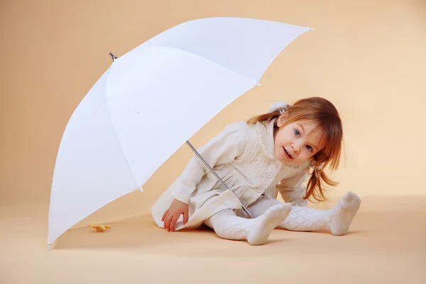 Trevlig tjej med paraply — Stockfoto