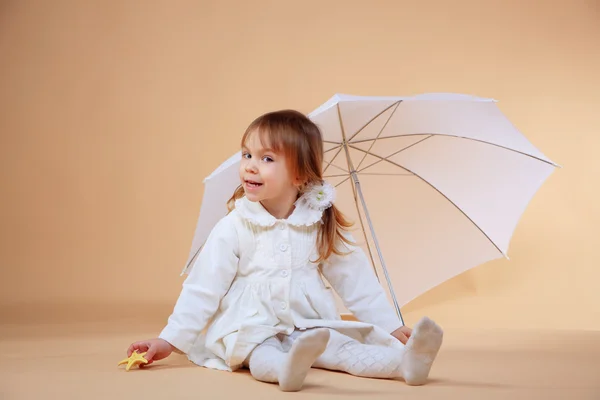 Trevlig tjej med paraply — Stockfoto