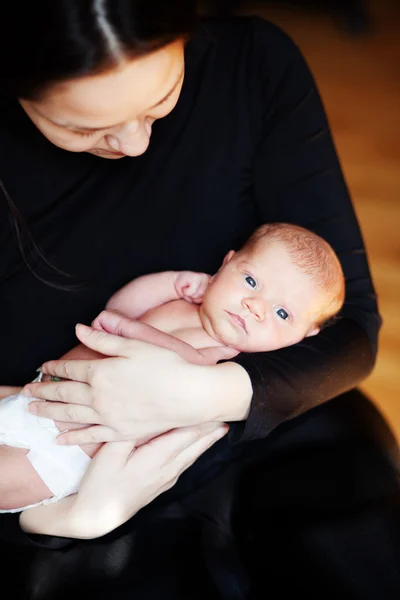 Bebê em mãos de mãe — Fotografia de Stock