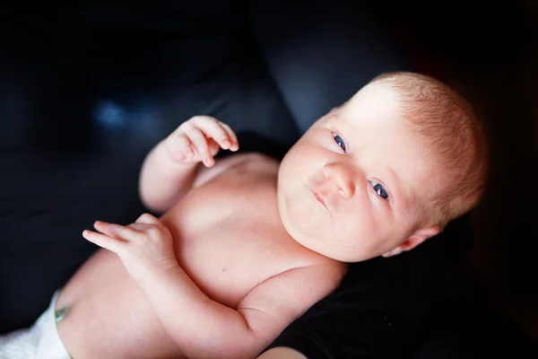 Baby på mor händer — Stockfoto