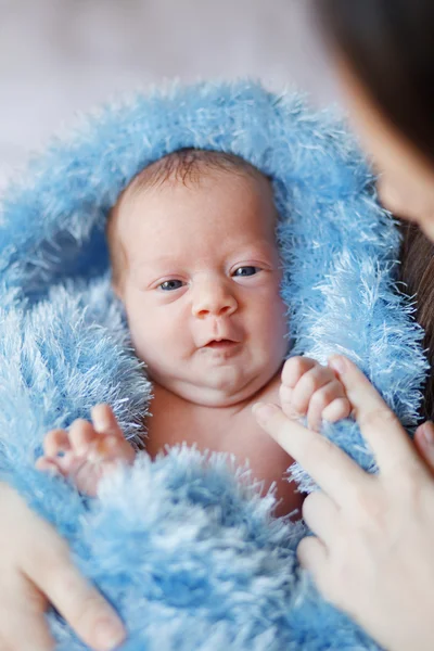 Baby på mor händer — Stockfoto