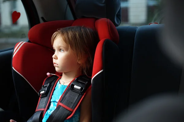 Ребенок в автокресле в машине — стоковое фото