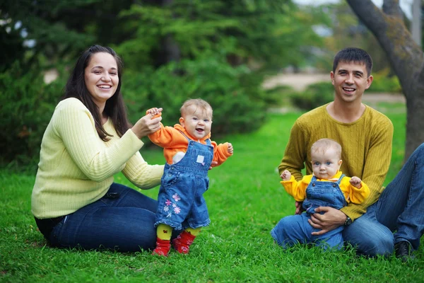 İkizler ile mutlu aileler Telifsiz Stok Imajlar