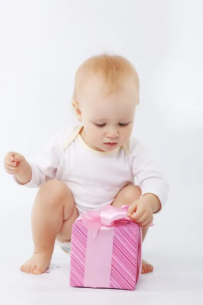 ギフト用の箱と赤ちゃん ストック写真