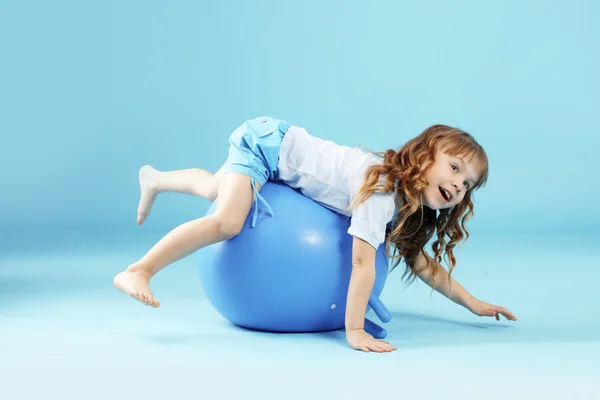 Ребенок с гимнастическим мячом — стоковое фото