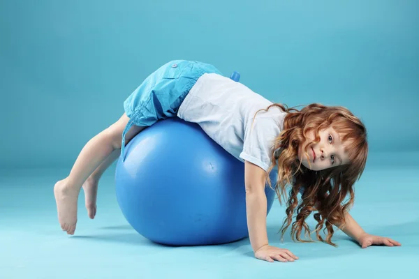 Ребенок с гимнастическим мячом — стоковое фото