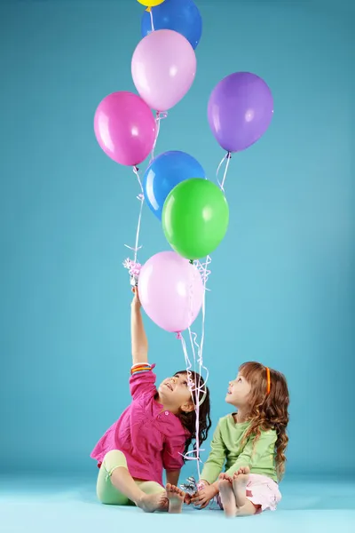Ευτυχισμένα παιδιά πολύχρωμα — Φωτογραφία Αρχείου