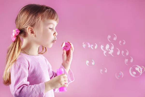 Chica soplando burbujas de jabón — Foto de Stock