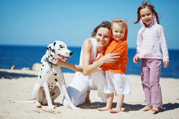 Familie op strand — Stockfoto