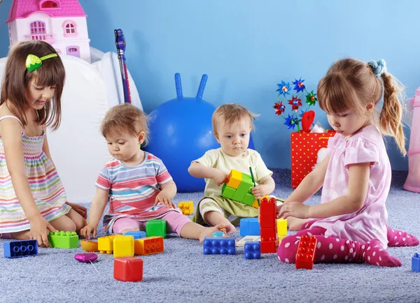 Niños jugando con constructor Imagen de stock