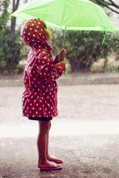 Liten flicka går i regnet — Stockfoto