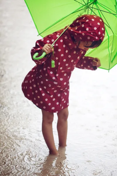 Küçük kız yağmurda yürüyor — Stok fotoğraf