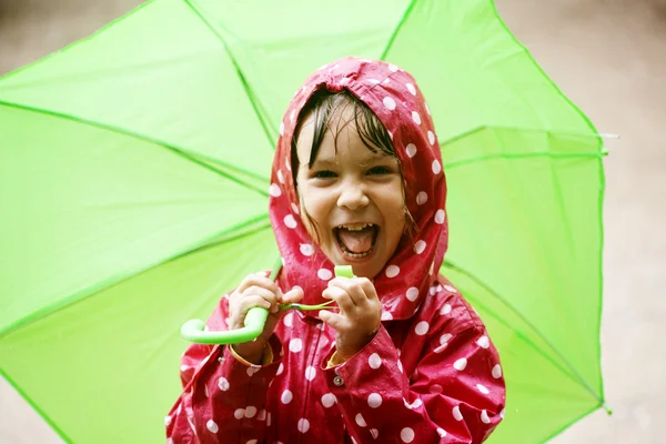 Bambina che cammina sotto la pioggia — Foto Stock