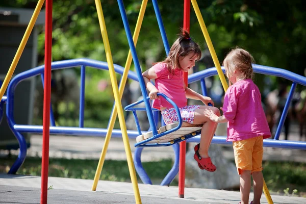 Crianças no parque infantil — Fotografia de Stock