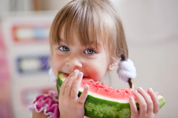 Criança engraçada comendo melancia — Fotografia de Stock