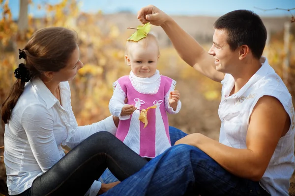 Батьки з дитиною восени — стокове фото