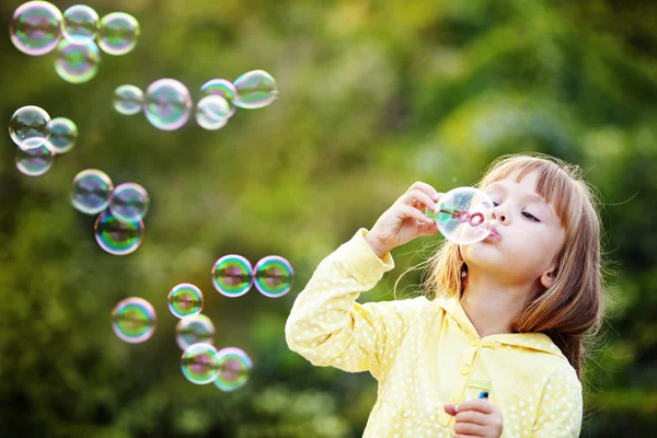 Niño empezando burbujas de jabón — Foto de Stock
