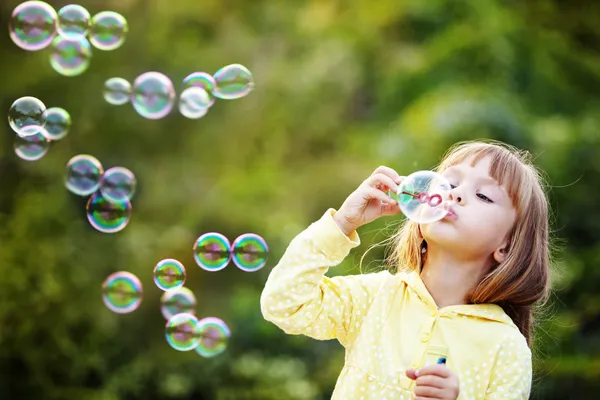Niño empezando burbujas de jabón Imagen de archivo